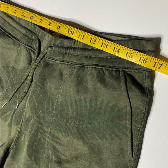 Old Navy Dark Green Monstera Leaf Pattern Athletic Shorts - Picture 5 of 8